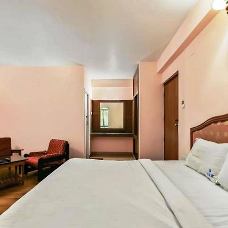 Hotel Blue Bird Уті Екстер'єр фото