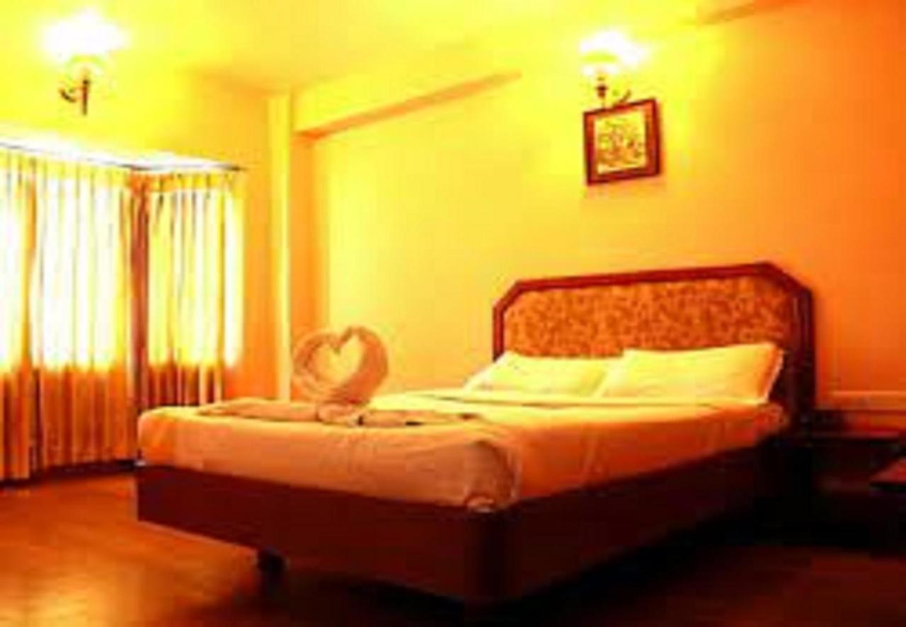 Hotel Blue Bird Уті Екстер'єр фото