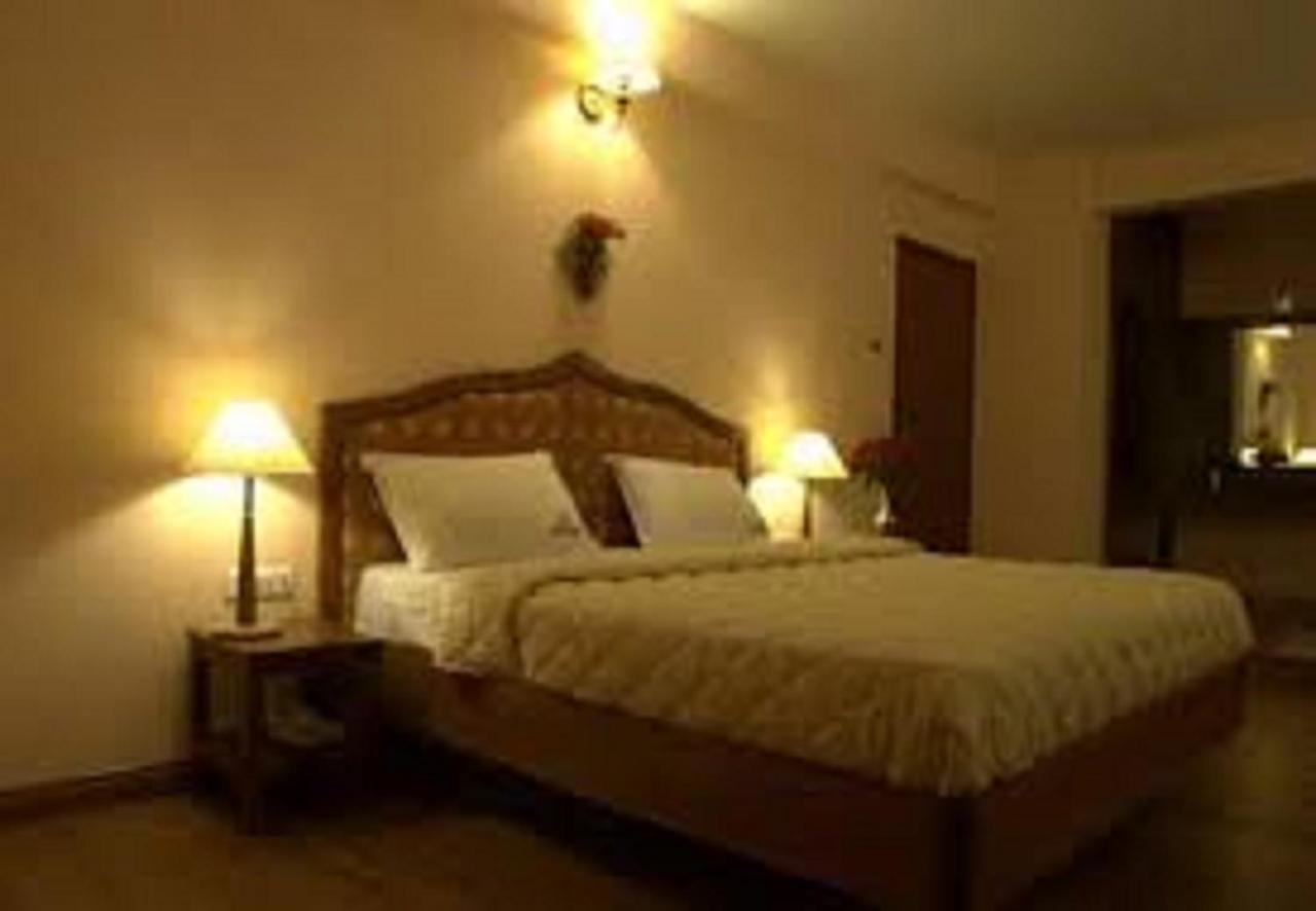 Hotel Blue Bird Уті Екстер'єр фото