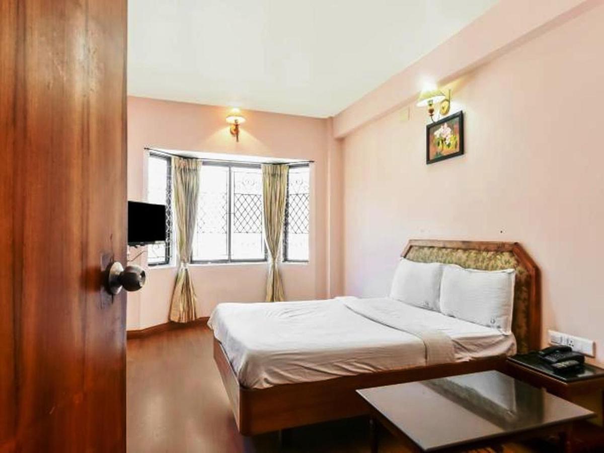 Hotel Blue Bird Уті Екстер'єр фото