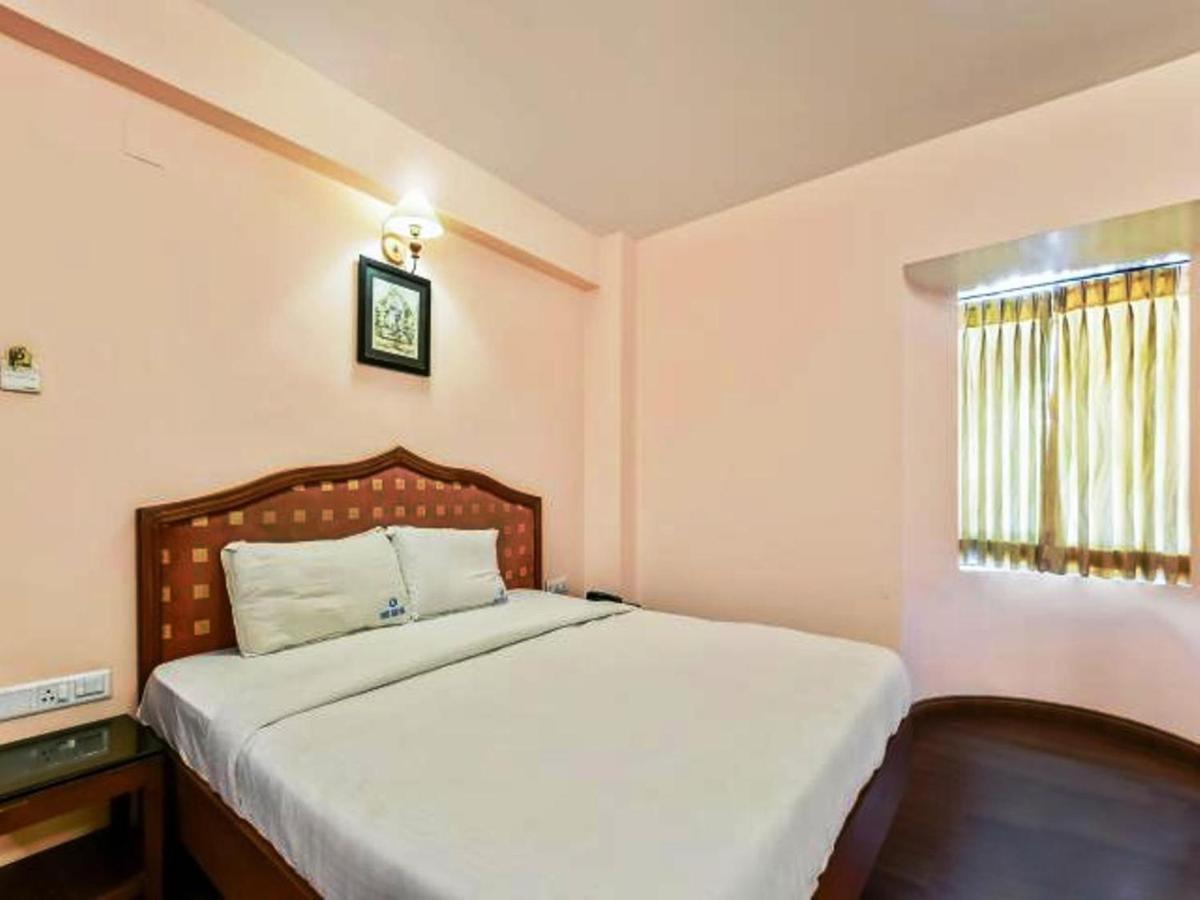Hotel Blue Bird Уті Екстер'єр фото