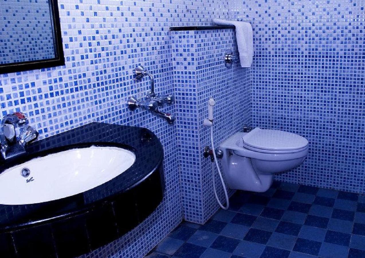 Hotel Blue Bird Уті Екстер'єр фото