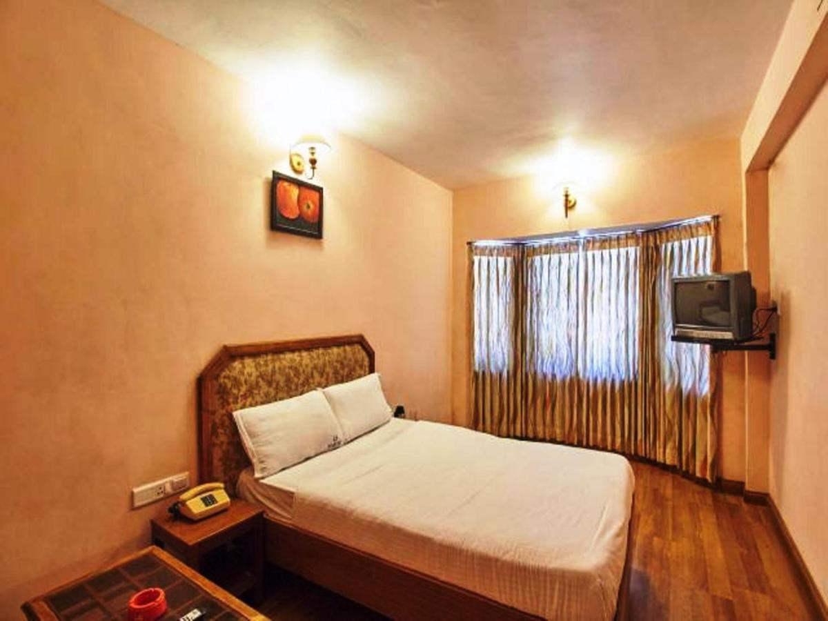 Hotel Blue Bird Уті Екстер'єр фото