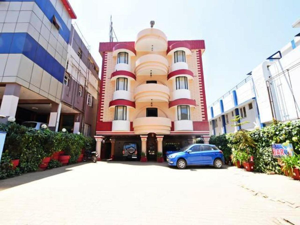 Hotel Blue Bird Уті Екстер'єр фото