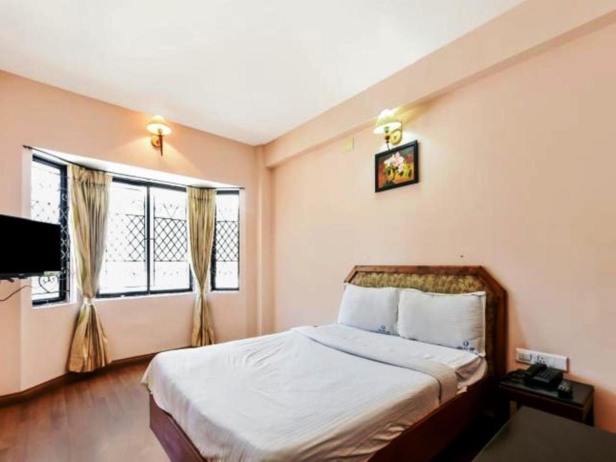 Hotel Blue Bird Уті Екстер'єр фото
