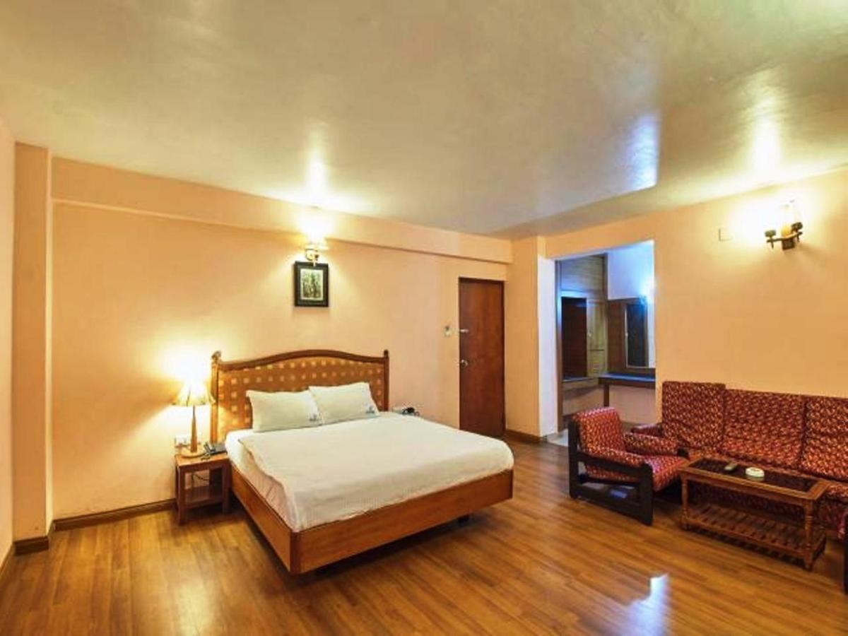 Hotel Blue Bird Уті Екстер'єр фото