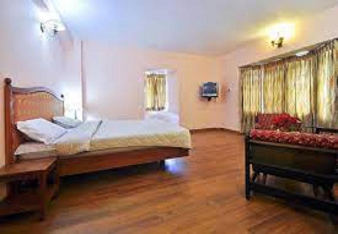 Hotel Blue Bird Уті Екстер'єр фото