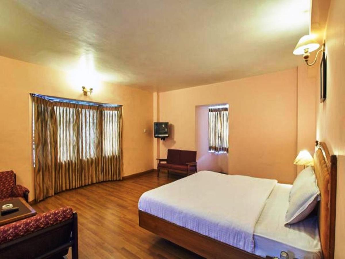 Hotel Blue Bird Уті Екстер'єр фото