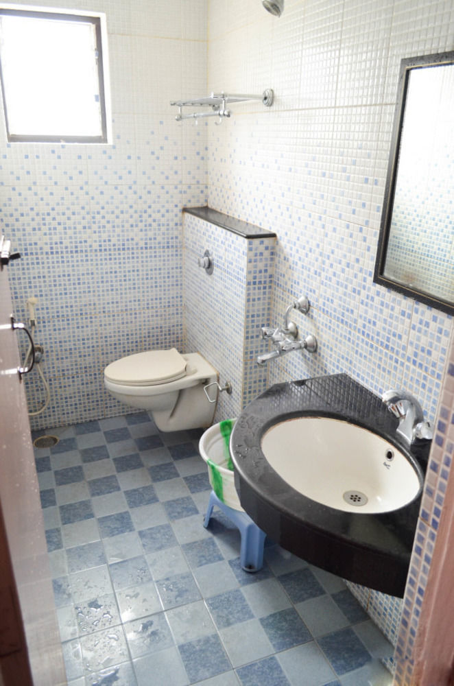 Hotel Blue Bird Уті Екстер'єр фото