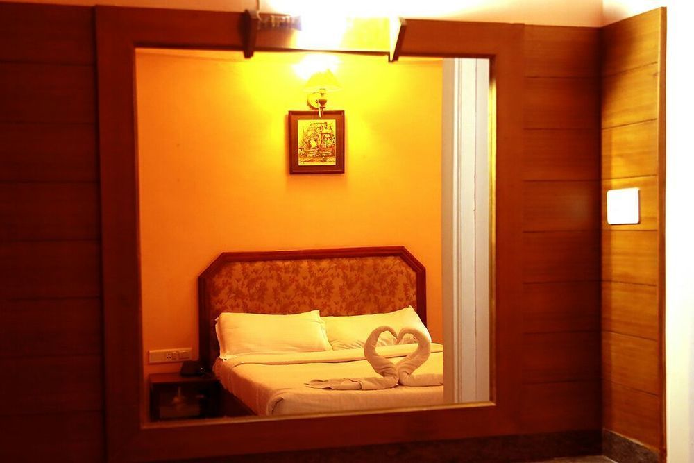 Hotel Blue Bird Уті Екстер'єр фото