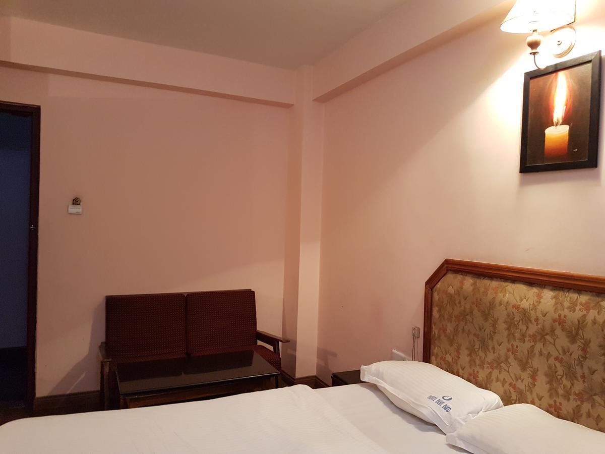 Hotel Blue Bird Уті Екстер'єр фото