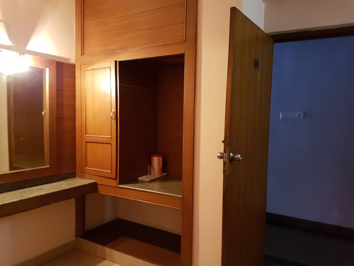 Hotel Blue Bird Уті Екстер'єр фото