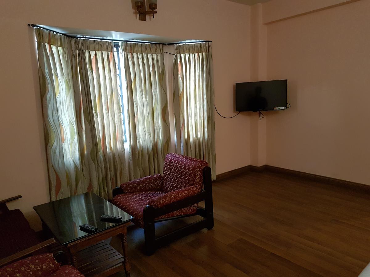 Hotel Blue Bird Уті Екстер'єр фото