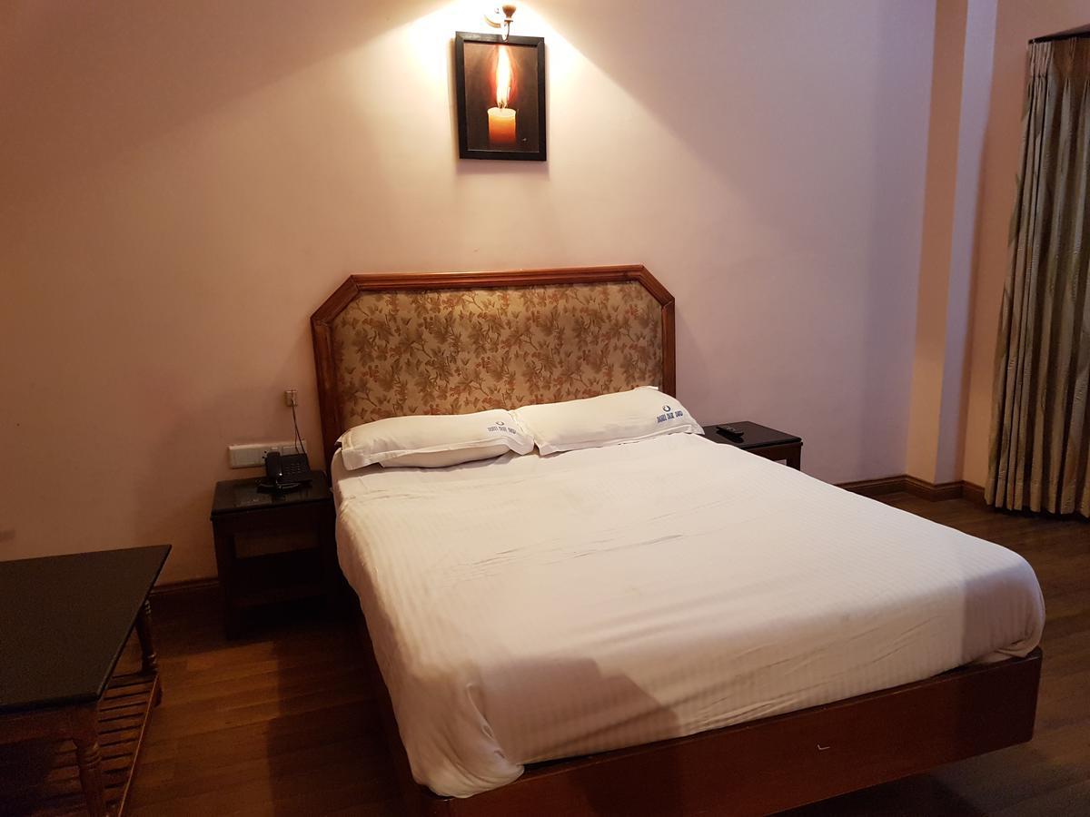 Hotel Blue Bird Уті Екстер'єр фото