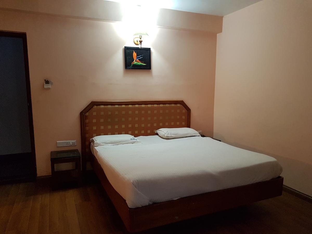 Hotel Blue Bird Уті Екстер'єр фото