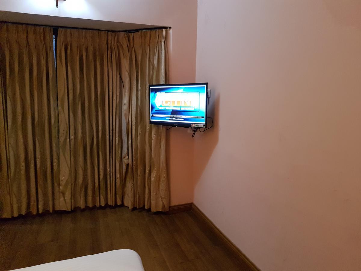 Hotel Blue Bird Уті Екстер'єр фото