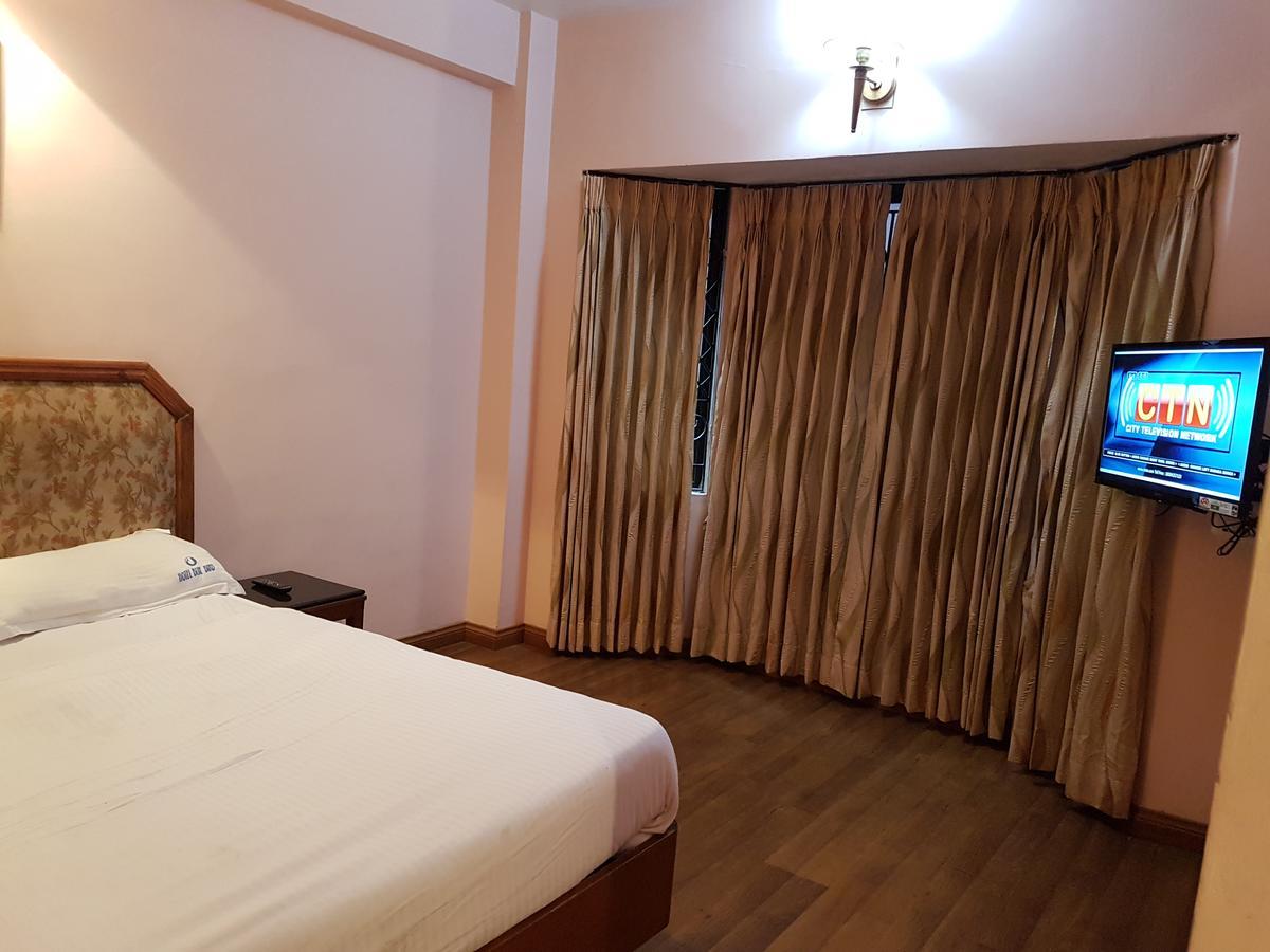 Hotel Blue Bird Уті Екстер'єр фото