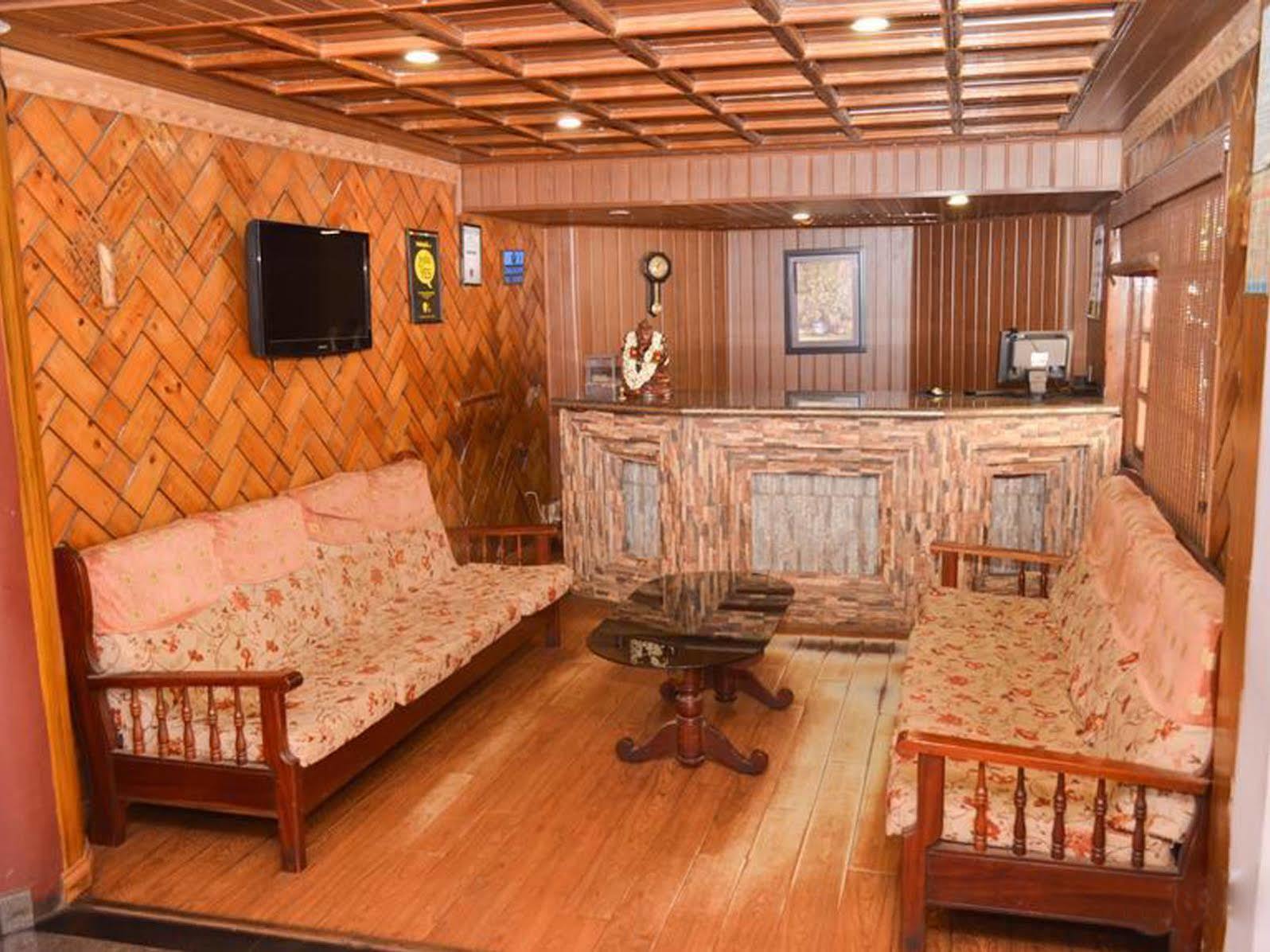 Hotel Blue Bird Уті Екстер'єр фото